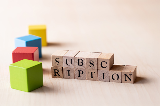 SUBSCRIPTIONと書かれた木のブロック